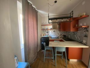 a kitchen with a table and some chairs in it at LaCAsina Appartamento delizioso/nuovo Grosseto centro in Grosseto