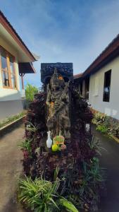 Um jardim no exterior de Manigelang Villa