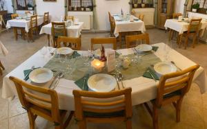 A restaurant or other place to eat at Diófa Panzió