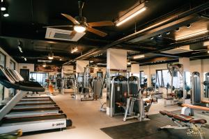 a gym with lots of treadmills and ellipticals at VICTORY SKY HOTEL in Phủ Từ Sơn