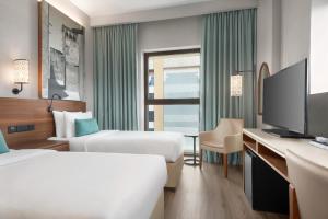 TV a/nebo společenská místnost v ubytování ibis Styles Dubai Gold District