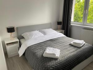 um quarto com uma cama com duas toalhas em Apartament Malczewskiego em Klodzko