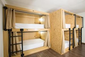Katil dua tingkat atau katil-katil dua tingkat dalam bilik di Vestique hostel