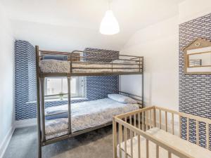 Ce dortoir comprend 2 lits superposés et un escalier. dans l'établissement Still Waters, à Swanage