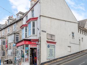 un bâtiment situé sur le côté d'une rue dans l'établissement Still Waters, à Swanage