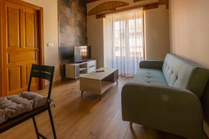 uma sala de estar com um sofá e uma mesa em Apartamentos Turísticos La Casa Grande em Arévalo