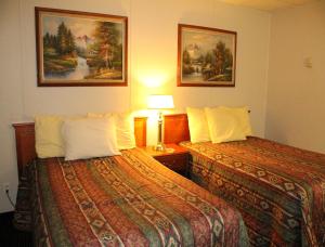 una camera d'albergo con due letti e una foto a parete di Tel Star Motel a Brooks