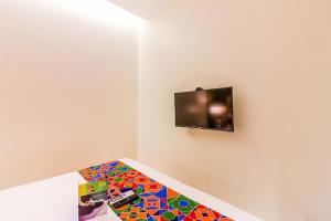 TV a/nebo společenská místnost v ubytování FabHotel RK International - Nr Mumbai International Airport