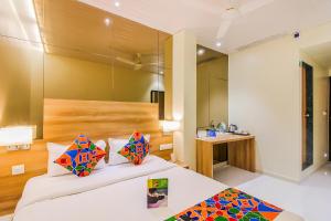 Postel nebo postele na pokoji v ubytování FabHotel RK International - Nr Mumbai International Airport