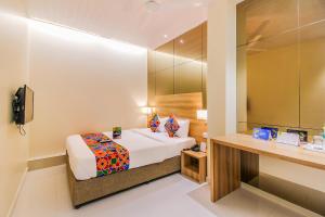 Postel nebo postele na pokoji v ubytování FabHotel RK International - Nr Mumbai International Airport