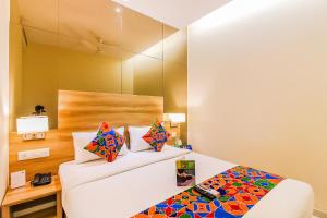 Postel nebo postele na pokoji v ubytování FabHotel RK International - Nr Mumbai International Airport