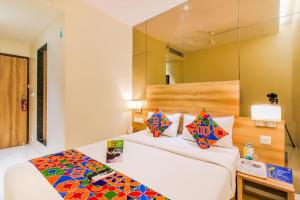 Postel nebo postele na pokoji v ubytování FabHotel RK International - Nr Mumbai International Airport