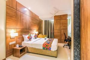 um quarto de hotel com uma cama e uma secretária em FabHotel RK International em Mumbai