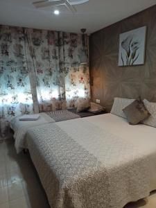 Un dormitorio con una cama grande en una habitación. en Aryam Room, en Rabat