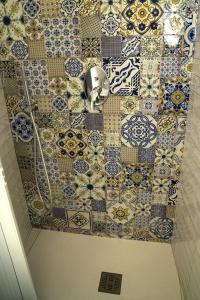 a bathroom with a tiled ceiling with blue and white tiles at Terrazza Grecale in Rodi Garganico