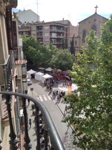 een groep mensen die door een straat lopen bij Pis Cèntric in Manresa