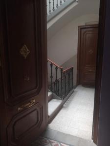 een open deur naar een hal met een trap bij Pis Cèntric in Manresa