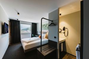 Postel nebo postele na pokoji v ubytování NIGHT INN Hotel Bahnhofcity Feldkirch