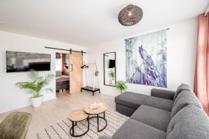 een woonkamer met een bank en een tafel bij Amsterdam Beach Apartment 52 in Zandvoort