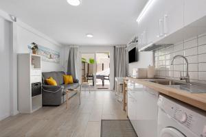 A kitchen or kitchenette at Gmar House relax y naturaleza