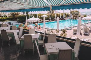 Bazén v ubytování Hotel Monaco & Quisisana nebo v jeho okolí