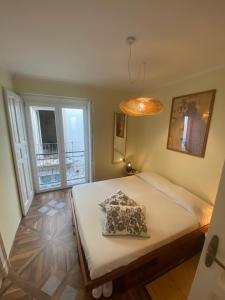 1 dormitorio con cama y ventana grande en Suite Donna Vita, en Martina Franca