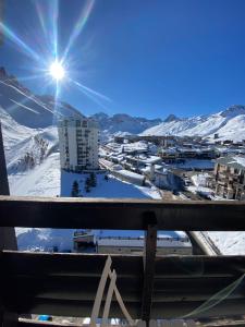 - un balcon offrant une vue sur la ville dans la neige dans l'établissement Appt 123 Home Club Tignes, à Tignes