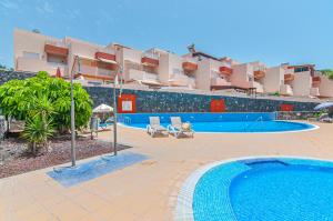 een zwembad voor een hotel bij Elite Luxury Sunset in Puerto de Santiago