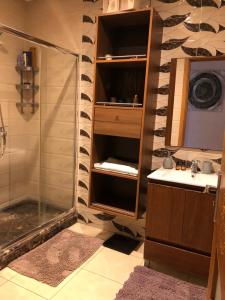 a bathroom with a shower and a sink at Agréable appartement in Rabat