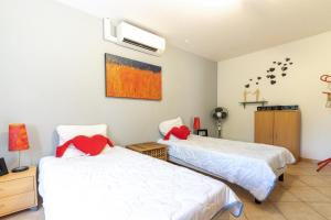 Una cama o camas en una habitación de Chante Quinson 13 fotos más