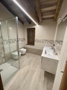 y baño con 2 lavabos, ducha y aseo. en profumo di legno, en Aosta