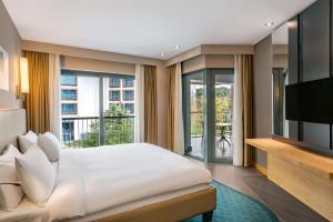 een slaapkamer met een groot bed en een televisie bij Radisson Blu Hotel & Spa, Istanbul Tuzla in Istanbul