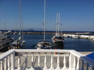 a group of boats are docked in a marina at Marina Square in Páloi