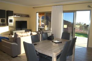 - une salle à manger avec une table et un canapé dans l'établissement Villa Sunset Tauro, à Mogán