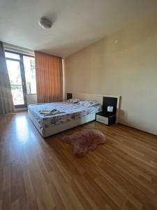 1 dormitorio con 1 cama, TV y alfombra en Two bedroom apartment 5 minutes from the beach, en Golden Sands