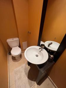 Koupelna v ubytování Two bedroom apartment 5 minutes from the beach