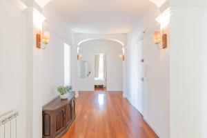 a hallway with a wooden floor and white walls at EKI ETXEA Piso en Orio para 6 personas al lado de San Sebastián PARKING in Orio