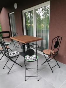 Pňovany的住宿－Chaty a Apartmány Hracholusky Kemp Kosatka，一张木桌和四把椅子围在桌子上