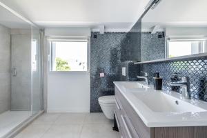 Kúpeľňa v ubytovaní Les Peupliers - maison de vacances avec jardin + 10 fotografií