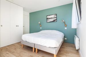 Posteľ alebo postele v izbe v ubytovaní Les Peupliers - maison de vacances avec jardin