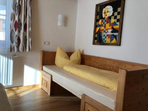 Bett in einem Zimmer mit Wandgemälde in der Unterkunft Saffretta Ferienwohnungen in Ischgl