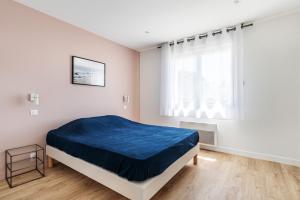 Posteľ alebo postele v izbe v ubytovaní Les Peupliers - maison de vacances avec jardin