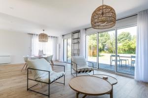 Posedenie v ubytovaní Les Peupliers - maison de vacances avec jardin