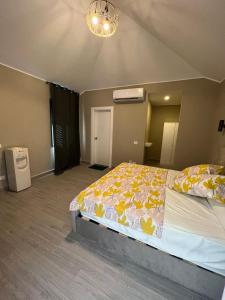 sypialnia z dużym łóżkiem w pokoju w obiekcie Lovely 1BR with Private Heated pool at El-Gouna w mieście Hurghada