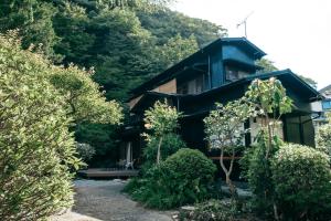 ein Haus mitten im Wald in der Unterkunft mysa hakone in Hakone