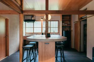 eine Bar in einem Zimmer mit Hockern um sie herum in der Unterkunft mysa hakone in Hakone