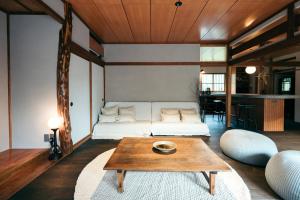 ein Wohnzimmer mit einem weißen Sofa und einem Tisch in der Unterkunft mysa hakone in Hakone