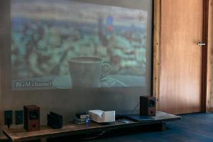 einen Tisch mit Lautsprechern und ein Bild einer Kaffeetasse in der Unterkunft mysa hakone in Hakone