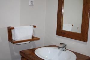 een badkamer met een wastafel en een spiegel bij Pescador Villas in Inhambane