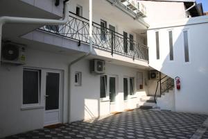 un couloir vide d'un immeuble avec balcon dans l'établissement Hostel StanNaDan, à Šabac